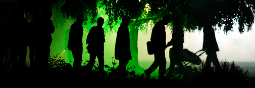 Silhouet af mennesker i natten