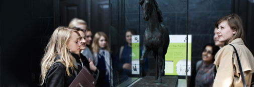 Gymnasieelever på museum