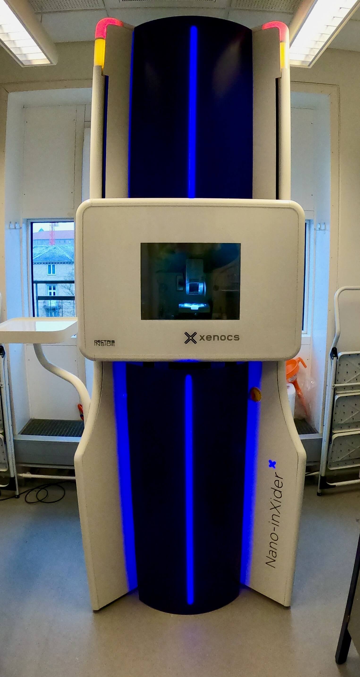 Her ses Nano-inXider SAXS-apparatet, som står på Institut for Fødevarevidenskab på Københavns Universitet. En røntgenkilde i bunden af instrumentet producerer røntgenstråler, der rammer en prøve i det centrale kammer, og den spredte stråling opfanges på to særskilte detektorer i midten og i toppen af instrumentet. Foto: Jacob Kirkensgaard